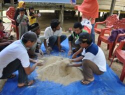 Tim KOSABANGSA UNSULTRA Menginisiasi Pemanfaatan Sumber Daya Lokal Sebagai Bahan Pakan Unggas di Kolaka Timur